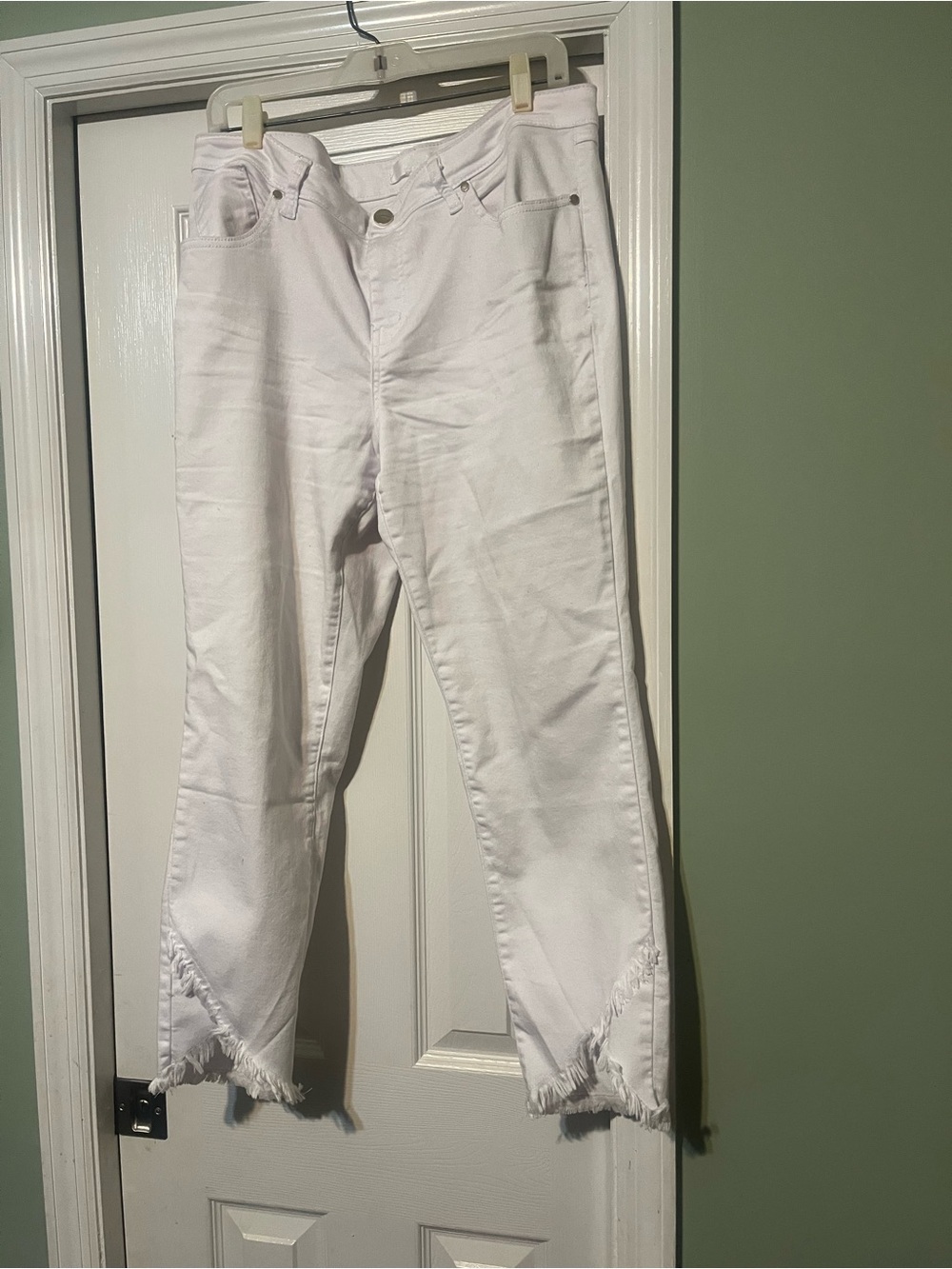 1822 Denim White Straight Leg Jeans with Frayed Hem size 16